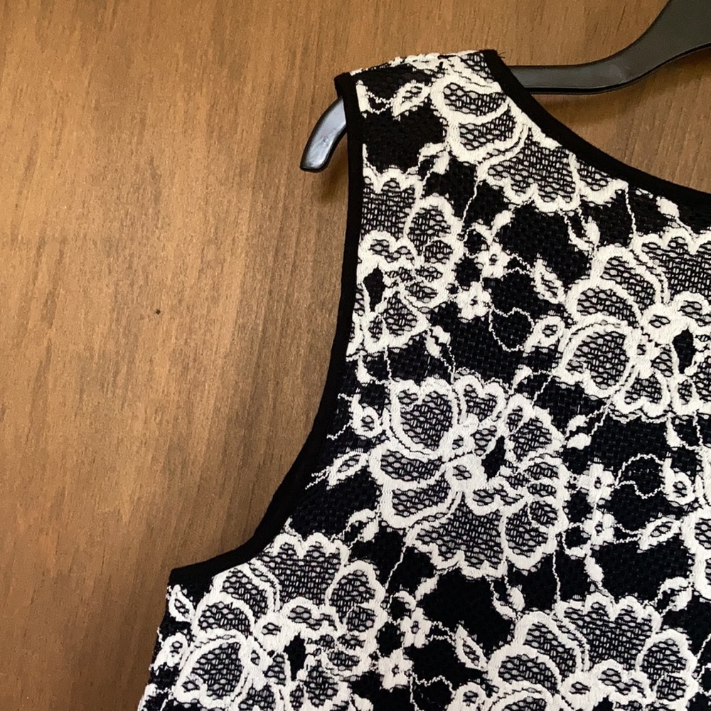 Inc sleeveless top with floral embroidered design size 2X - Picture 15 of 17